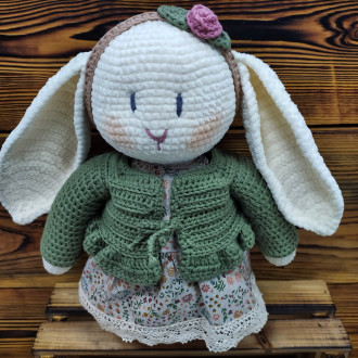 Háčkovaný zajačik - dievčatko vo svetríku